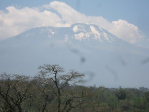 タンザニア　ルカニ村から見たキリマンジャロ山